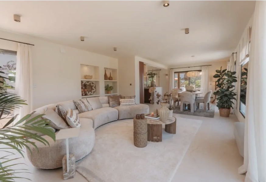 Bent u op zoek naar een bijzondere villa in Jávea waar ruimte, privacy, uitstraling en een hoogwaardige afwerking samenkomen? Dan is deze indrukwekkende woning absoluut het bekijken waard. Mevrouw de aankoopmakelaar.